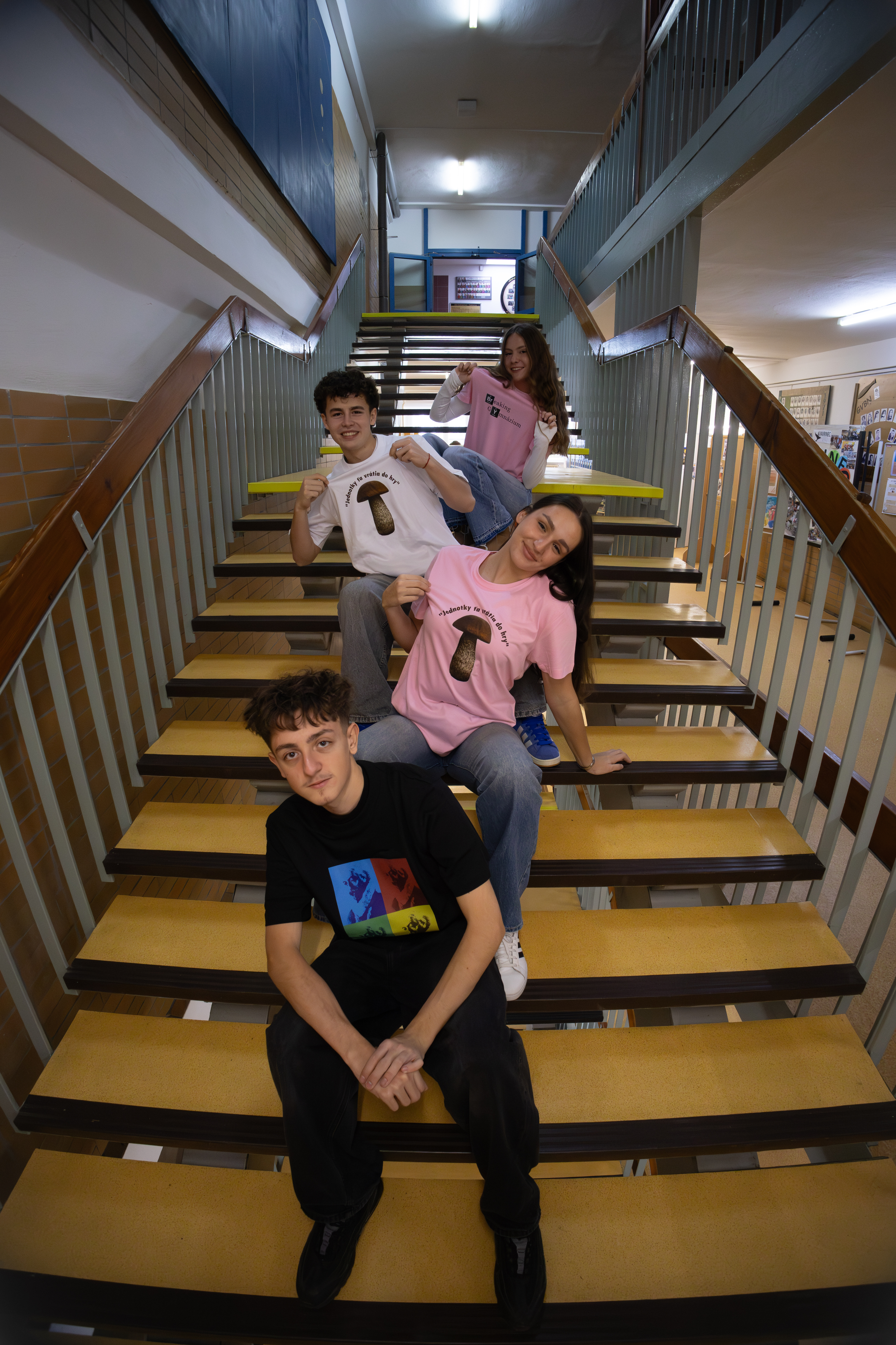 GVBN Merch – študenti na schodoch gymnázia Prievidza v merchi